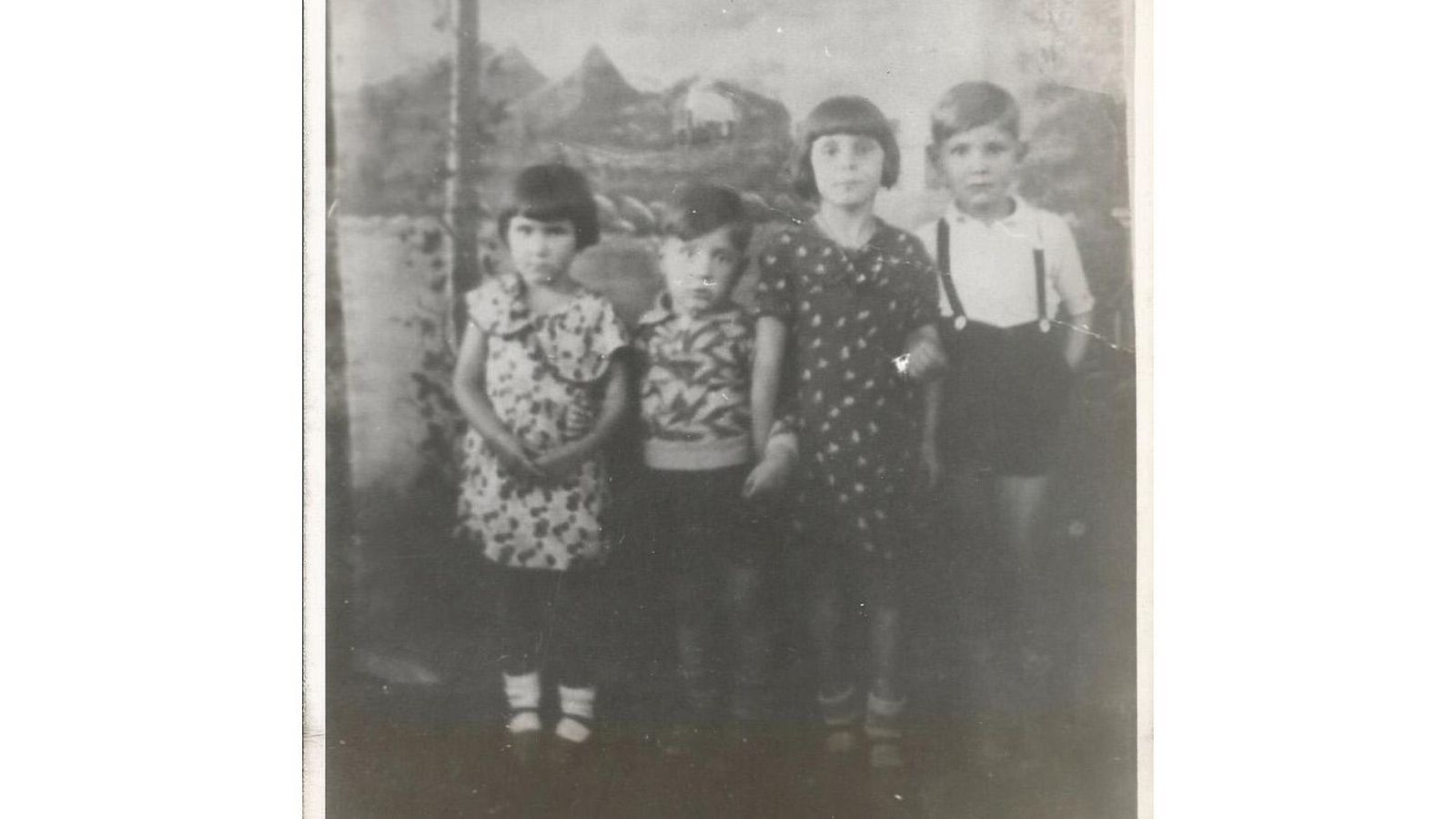 Elías Fernández Pato con sus hermanos, en Ourense. De izq. a derecha, Maruja, Elías, Concepción y Víctor