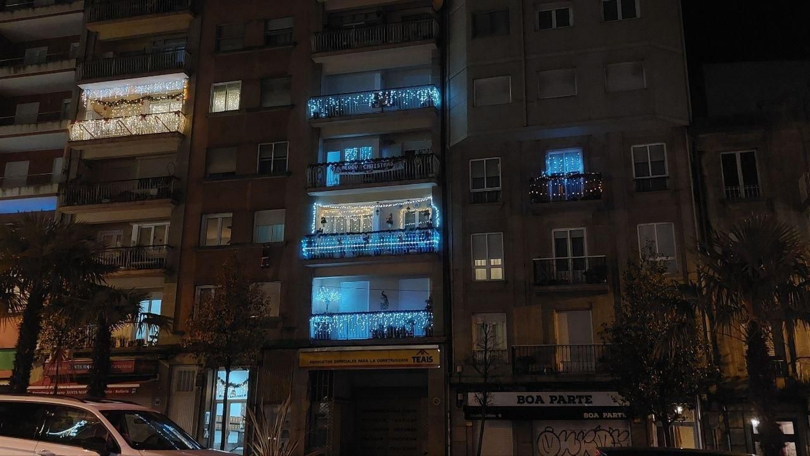 El edificio situado en la Travesía de Vigo lleno de luces en los balcones. // A.L.