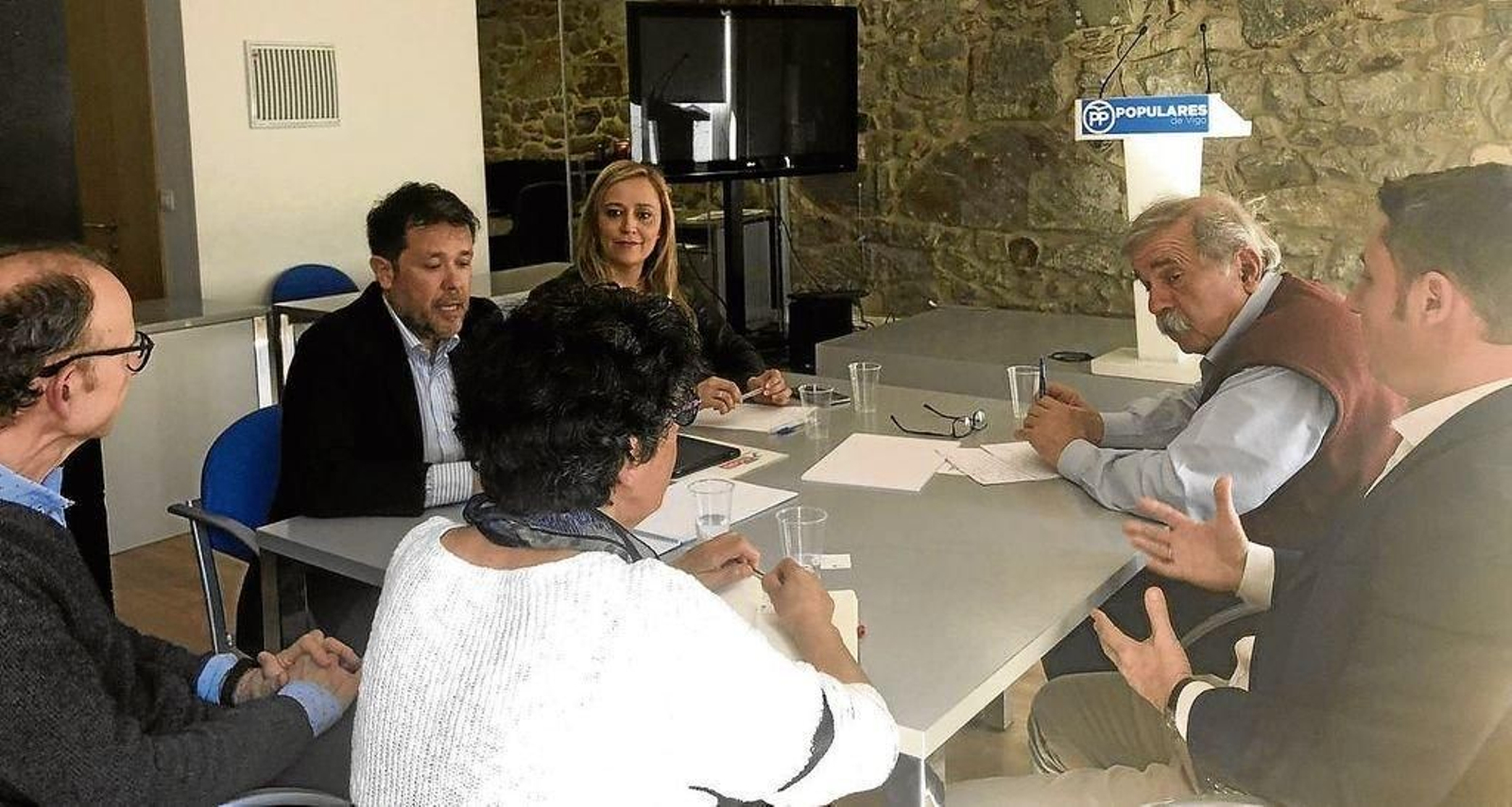 Representantes de CCOO explicaron su proyecto en la sede local del PP vigués.