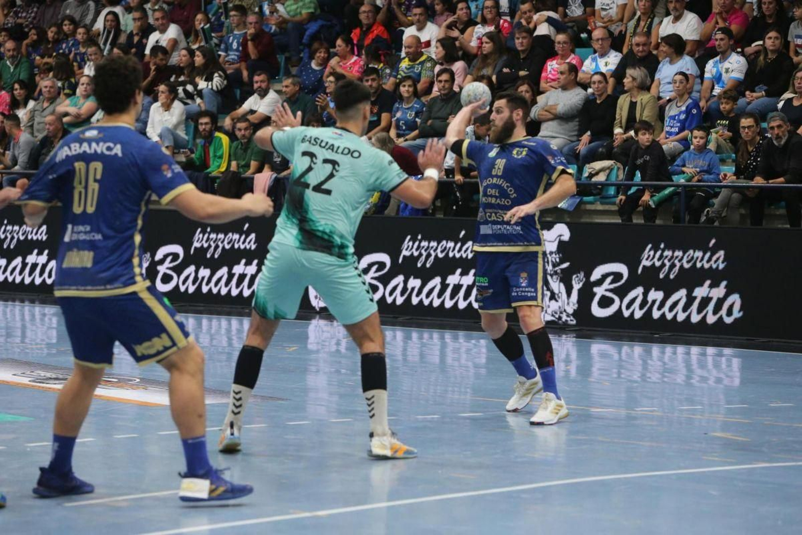 Juan del Arco intenta dar un pase en el partido contra el Sinfín.