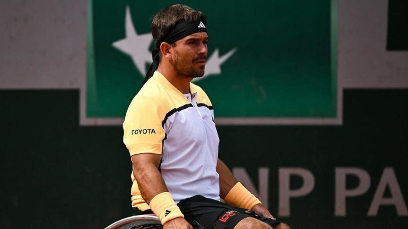 Un cariacotencido De la Puente observa la situación en París.