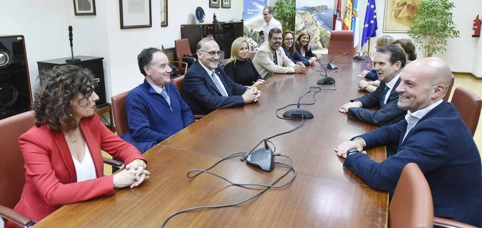 Pachi Reigosa acudió con varios vicerrectores y el alcalde le recibió a su vez con varios ediles.