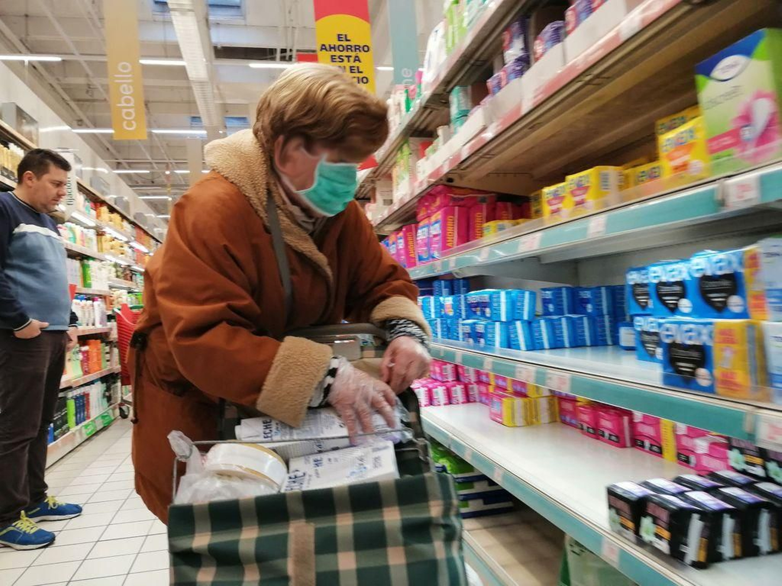 Una mujer hace acopio de productos de limpieza en un hipermercado de la ciudad.