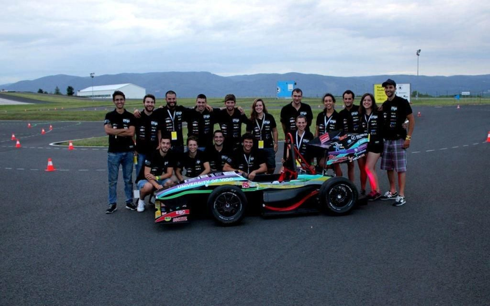 El equipo con el deportivo desarrollado por la Escuela de Ingeniería de Vigo. Se trata del UM16.
