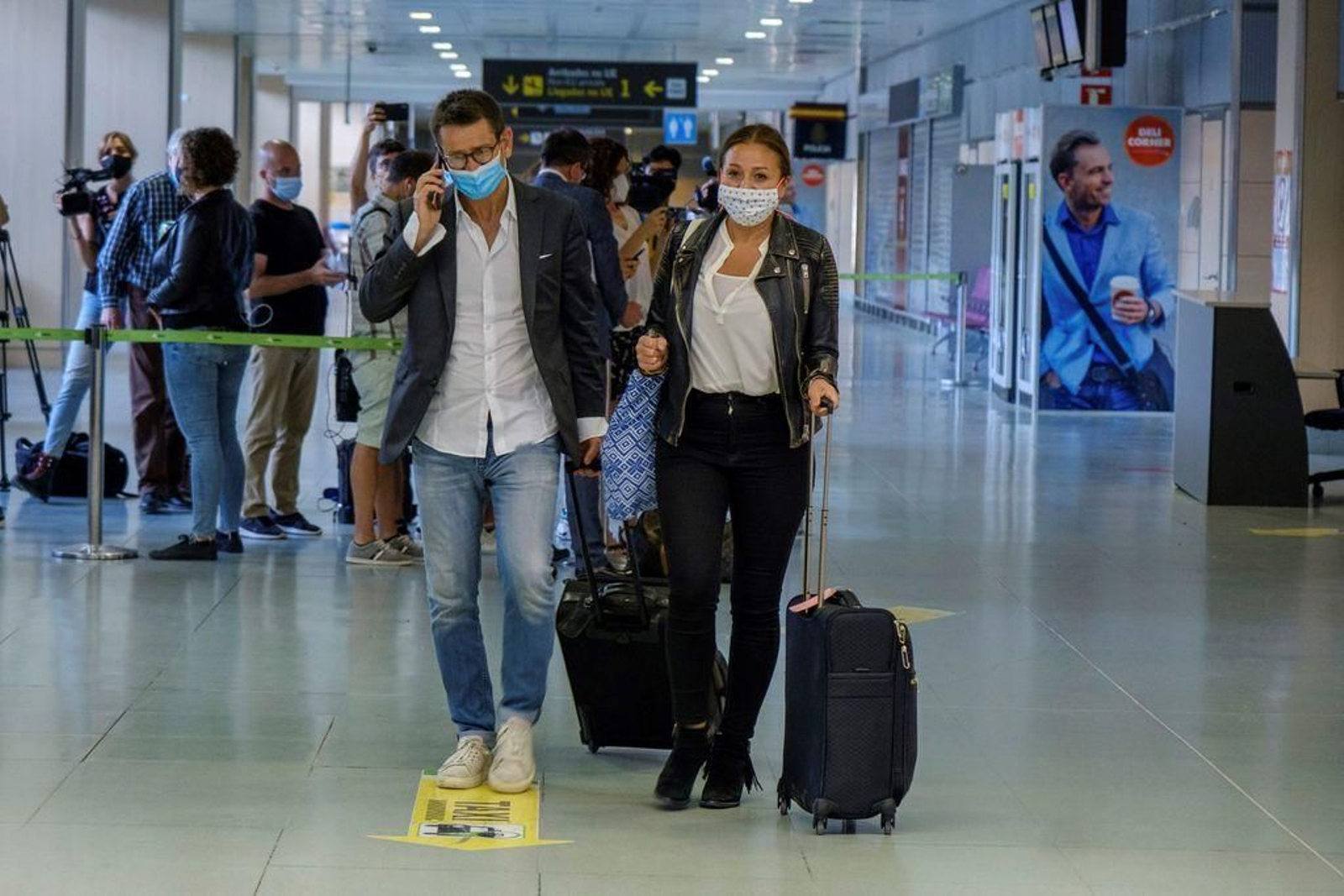 Llegada de los primeros turistas alemanes al aeropuerto de Ibiza.