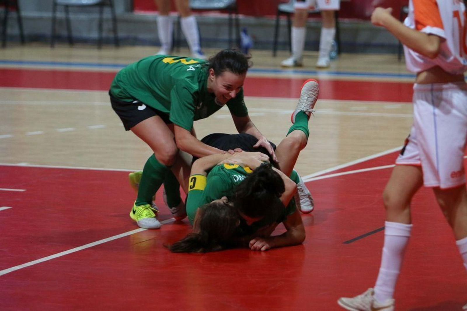 Centeno, Clau y María celebran el primer gol del Bembrive.