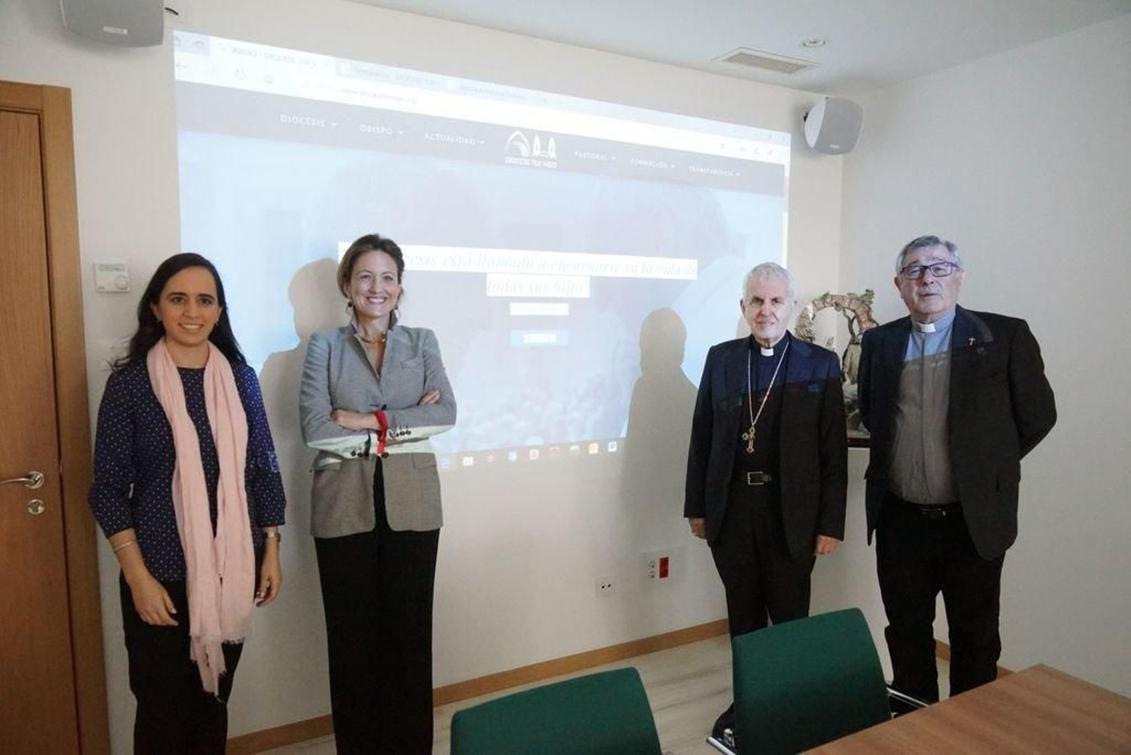 Mª Camino Viana, Carmen Fernández, el obispo Luis Quinteiro y monseñor Alberto Cuevas, ayer.