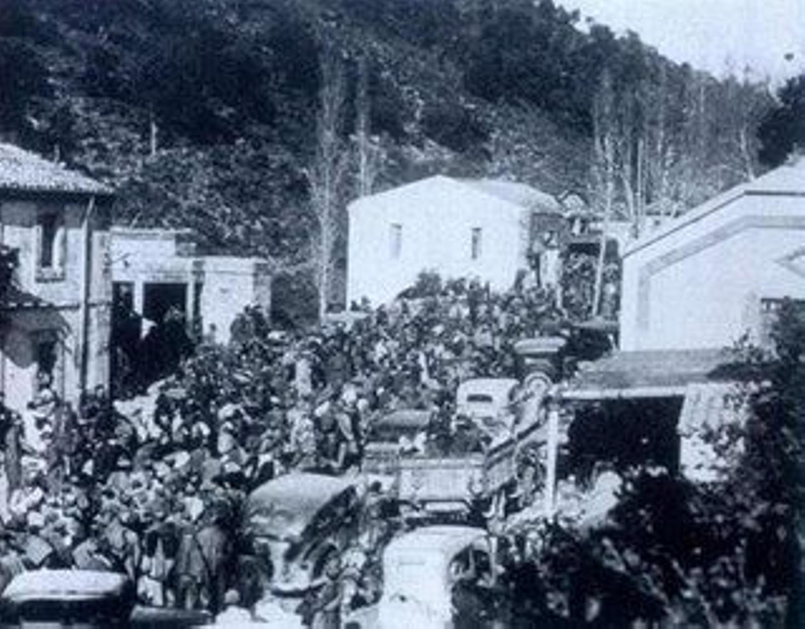 Colas de exiliados se dirigen a la frontera con Francia.