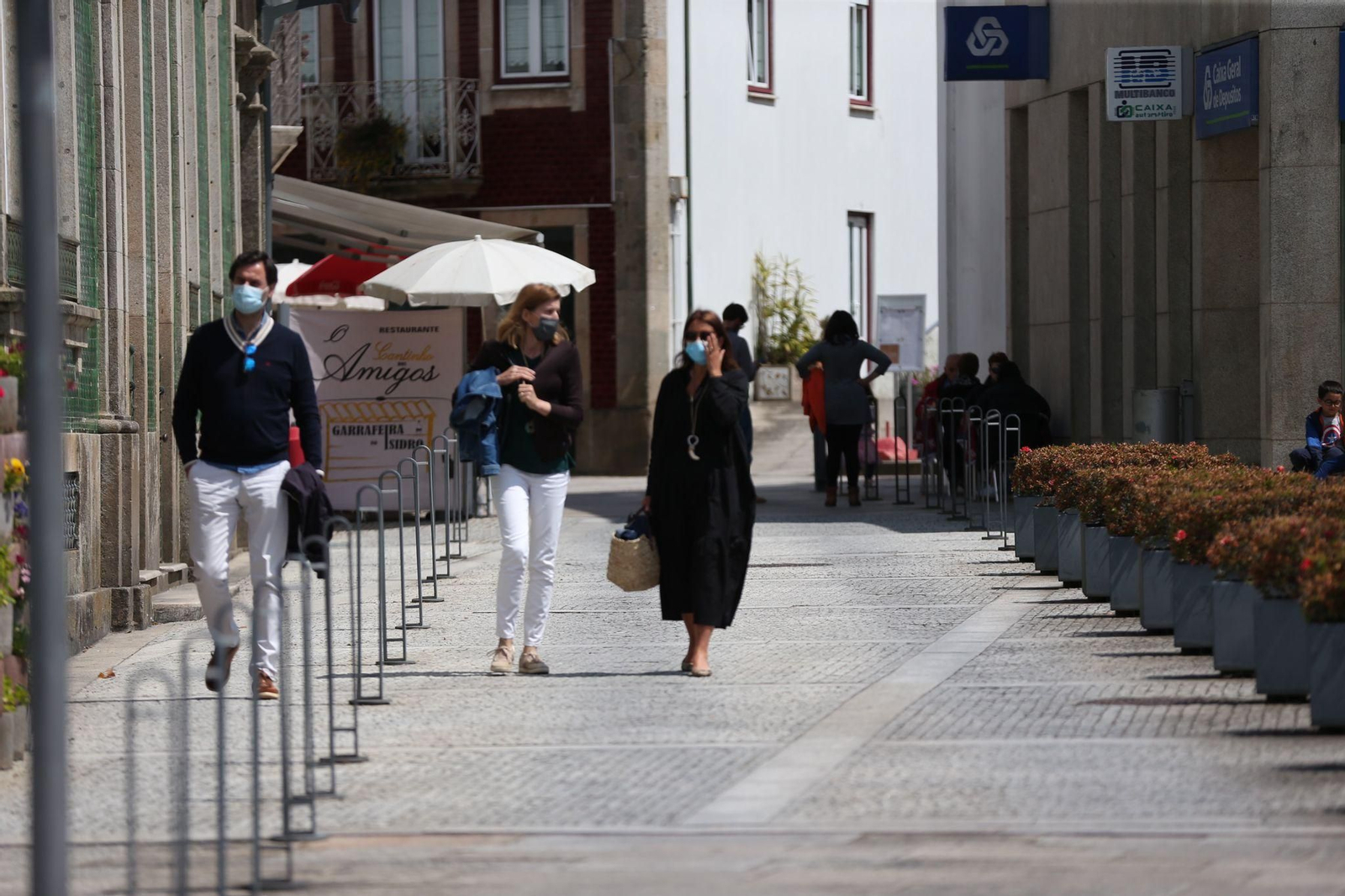 Ambiente de la localidad portuguesa Vilanova de Cerveira, este sábado 1 de mayo, primer día tras la reapertura de fronteras. // Alberte