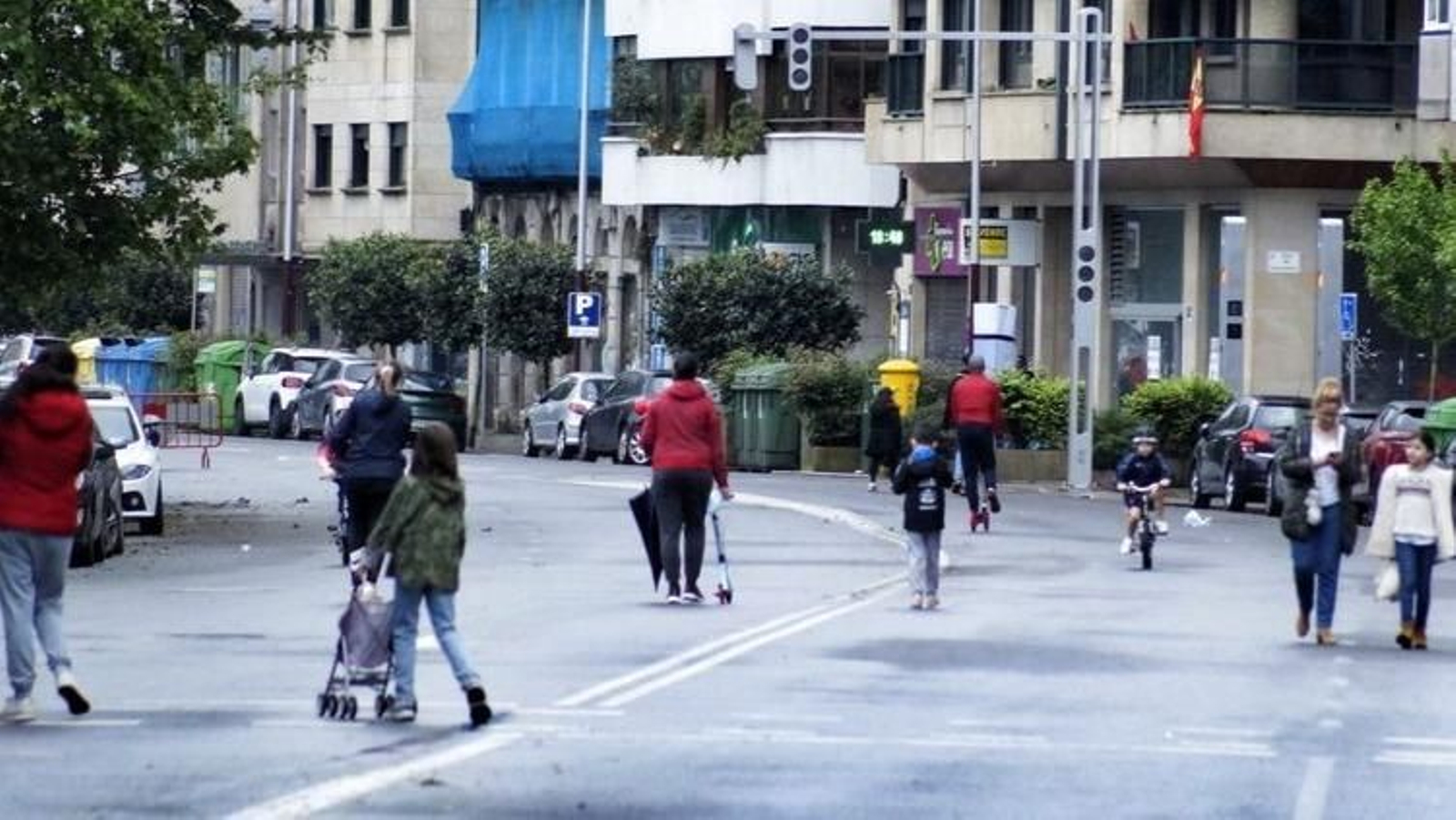 En el tramo final de Areal los peatones se animaron por la tarde a salir a ocupar la vía pública reservada para los coches.