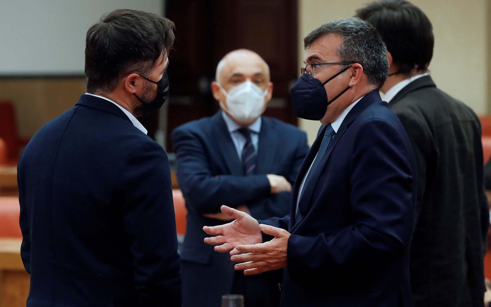 El portavoz de ERC, Gabriel Rufián (i) conversa con el portavoz del PNV, Aitor Esteban , antes del inicio de la reunión de una Junta de Portavoces celebrada en el Congreso de los Diputados. EFE/JUAN CARLOS HIDALGO/POOL