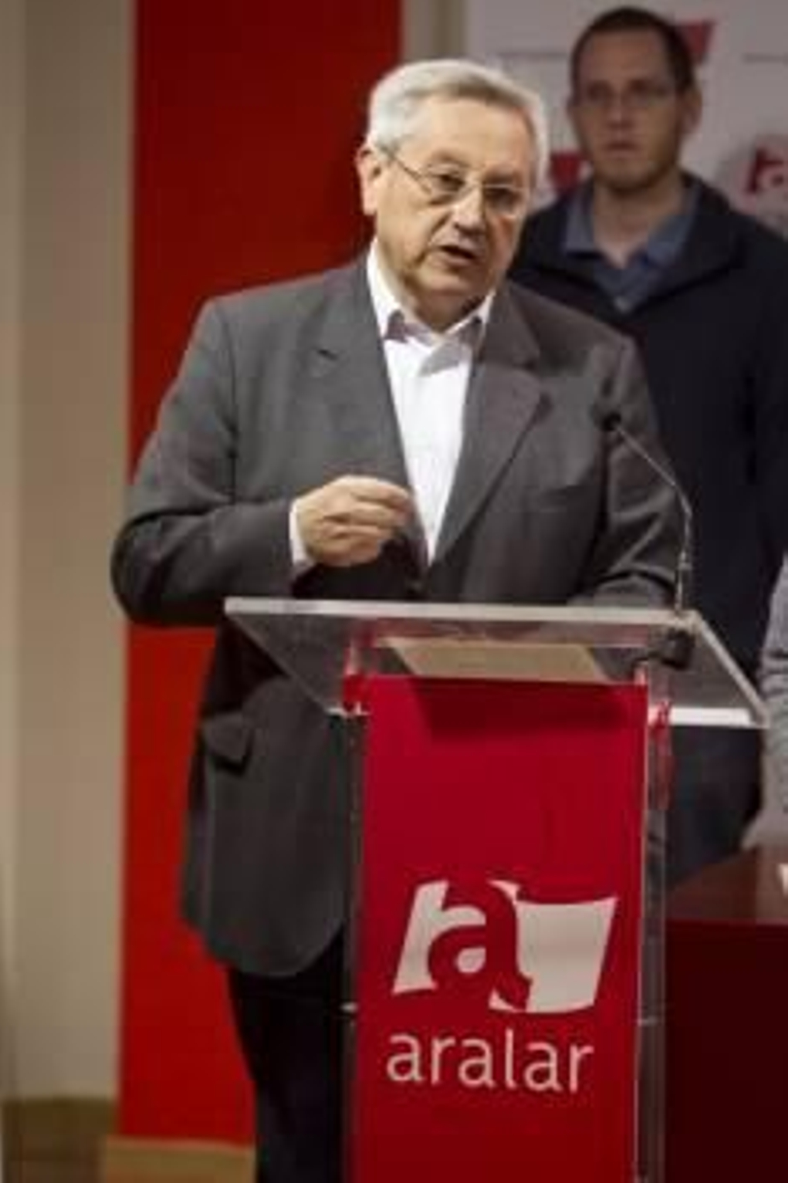 El coordinador de Aralar, Patxi Zabaleta, durante la rueda de prensa que ofreció hoy para analizar el anuncio de ETA del cese definitivo de la violencia armada. EFE/David Aguilar