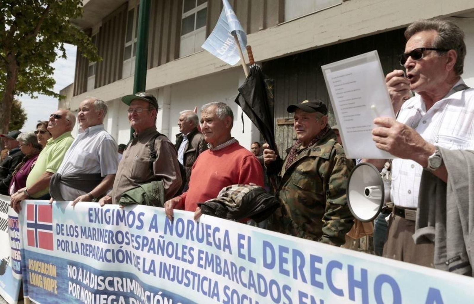 Los marineros se manifestaron ayer en Santiago.