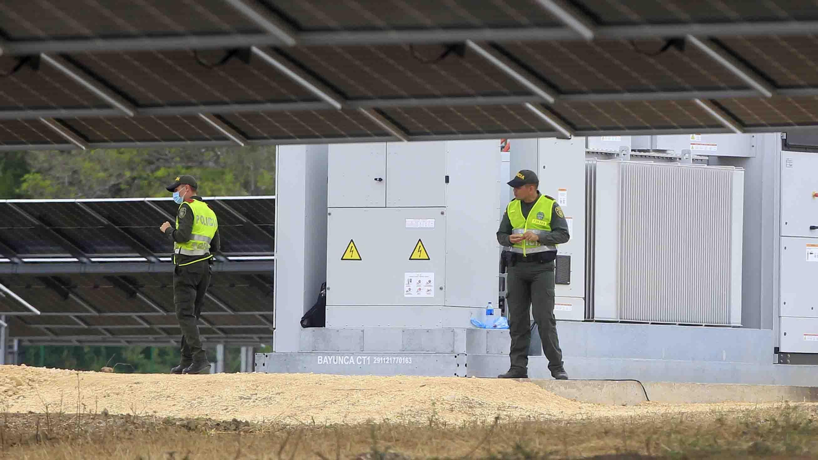 Dos policías vigilan durante la inauguración de la planta fotovoltaica que Grenergy Renovables instaló en el municipio de Santa Rosa de Lima, a unos 20 minutos de Cartagena de Indias (Colombia). EFE/ Ricardo Maldonado Rozo