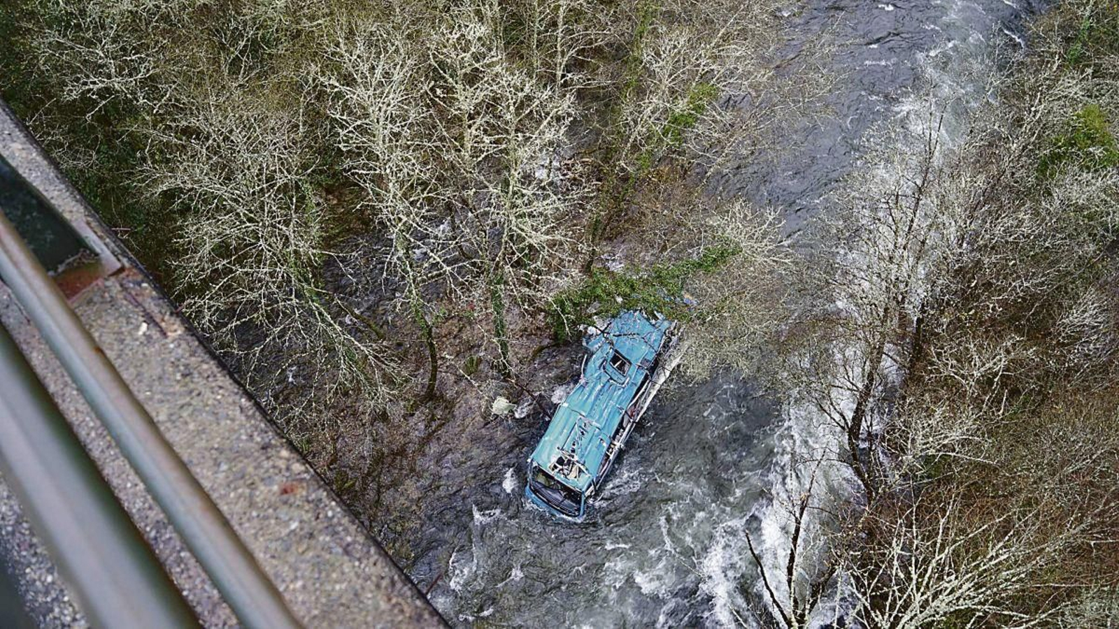 El autobús se precipitó por el viaducto cayendo al Lérez. Siete personas perdieron la vida y solo dos sobrevivieron.