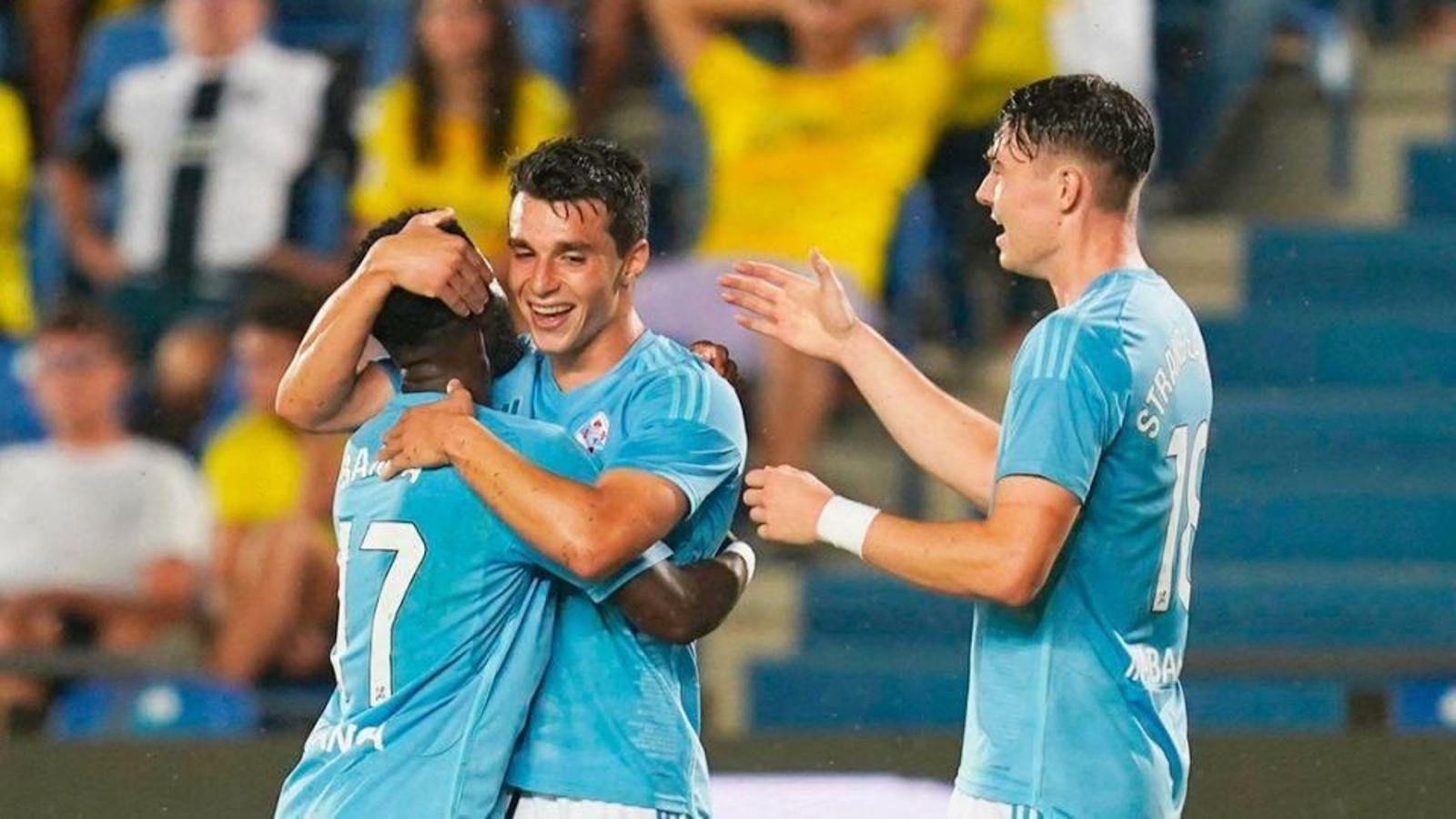 Douvikas celebra el gol del Celta con Bamba y Larsen el partido de ayer jugado en Canarias.