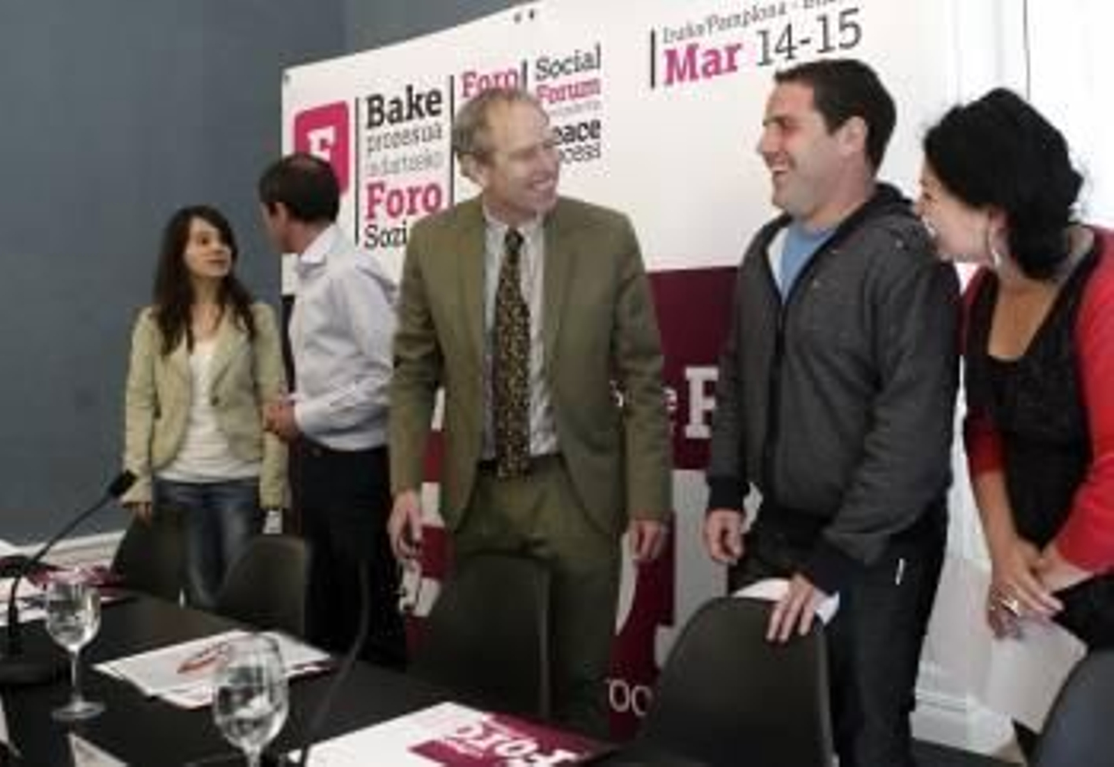 El cofundador de Conciliation Resources, Andy Carl y la red ciudadana para el acuerdo y la consulta, Lokarri. (Foto: J. E.)