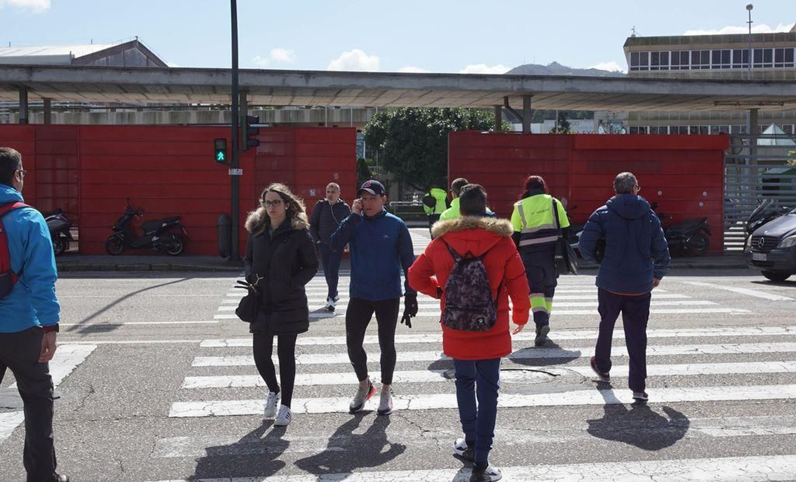 Cambio de turno ayer a mediodía en la fábrica de Balaídos que emplea a 7.000 trabajadores.
