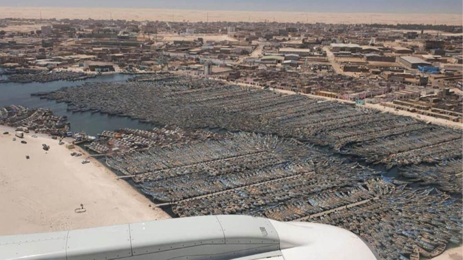 Vista aérea de miles de barcos de pesca artesanal en el puerto de Nuadibú, en Mauritania.