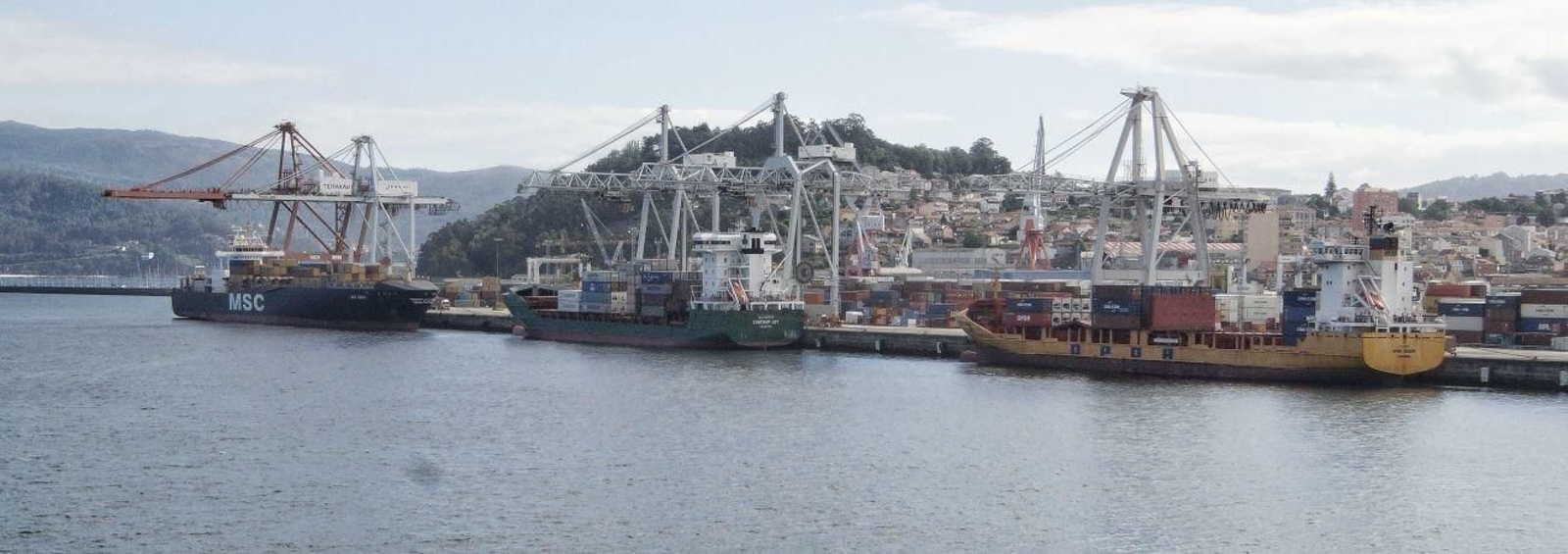 Puerto de Guixar. Carga y descarga de contenedores // Vicente Alonso