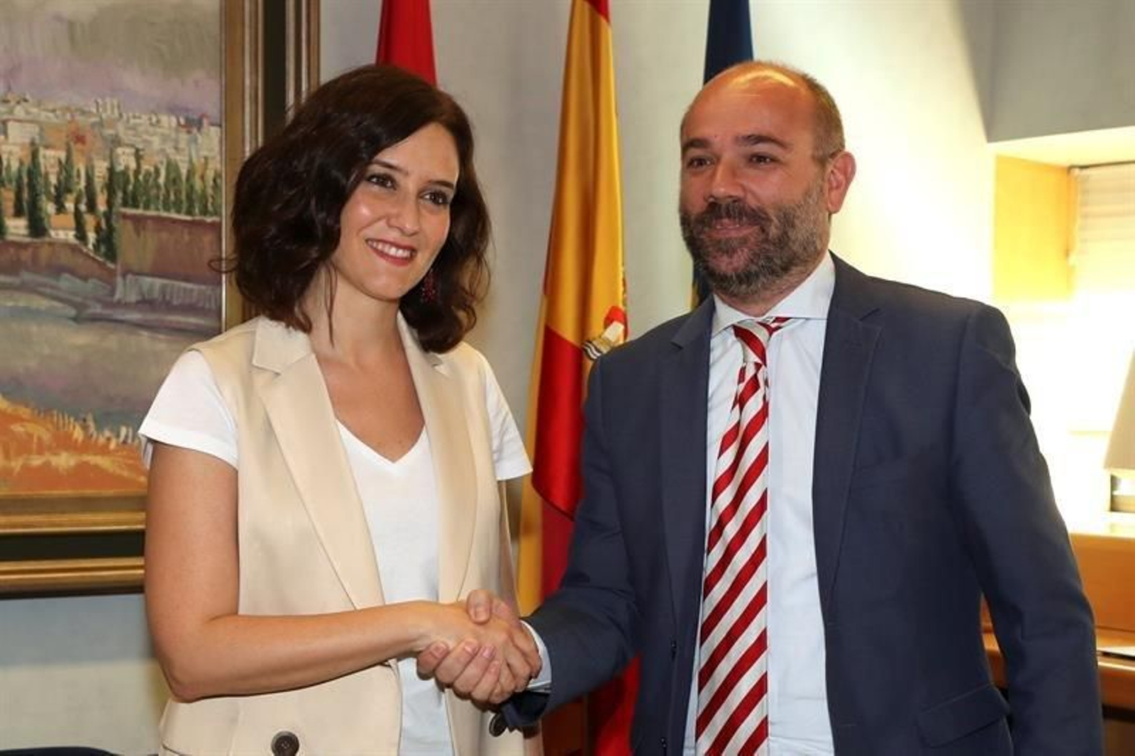 El presidente de la Asamblea de Madrid, Juan Trinidad (d), durante la reunión que mantuvo hoy con la candidata del Partido Popular a la Comunidad de Madrid, Isabel Díaz Ayuso