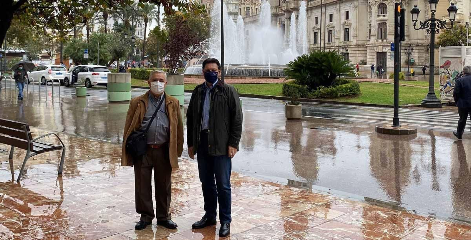 El secretario xeral da Emigración y el presidente del Centro Galego de Alicante, en la capital alicantina