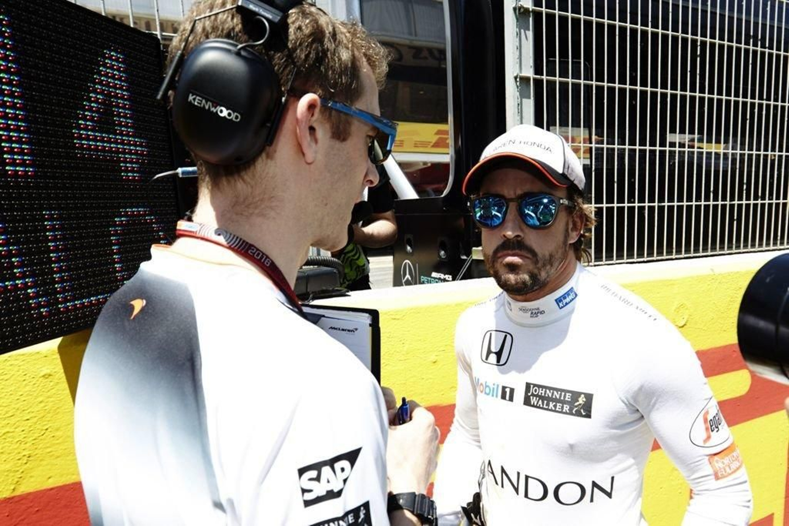 Fernando Alonso, con uno de sus mecánicos, ayer en Montmeló.