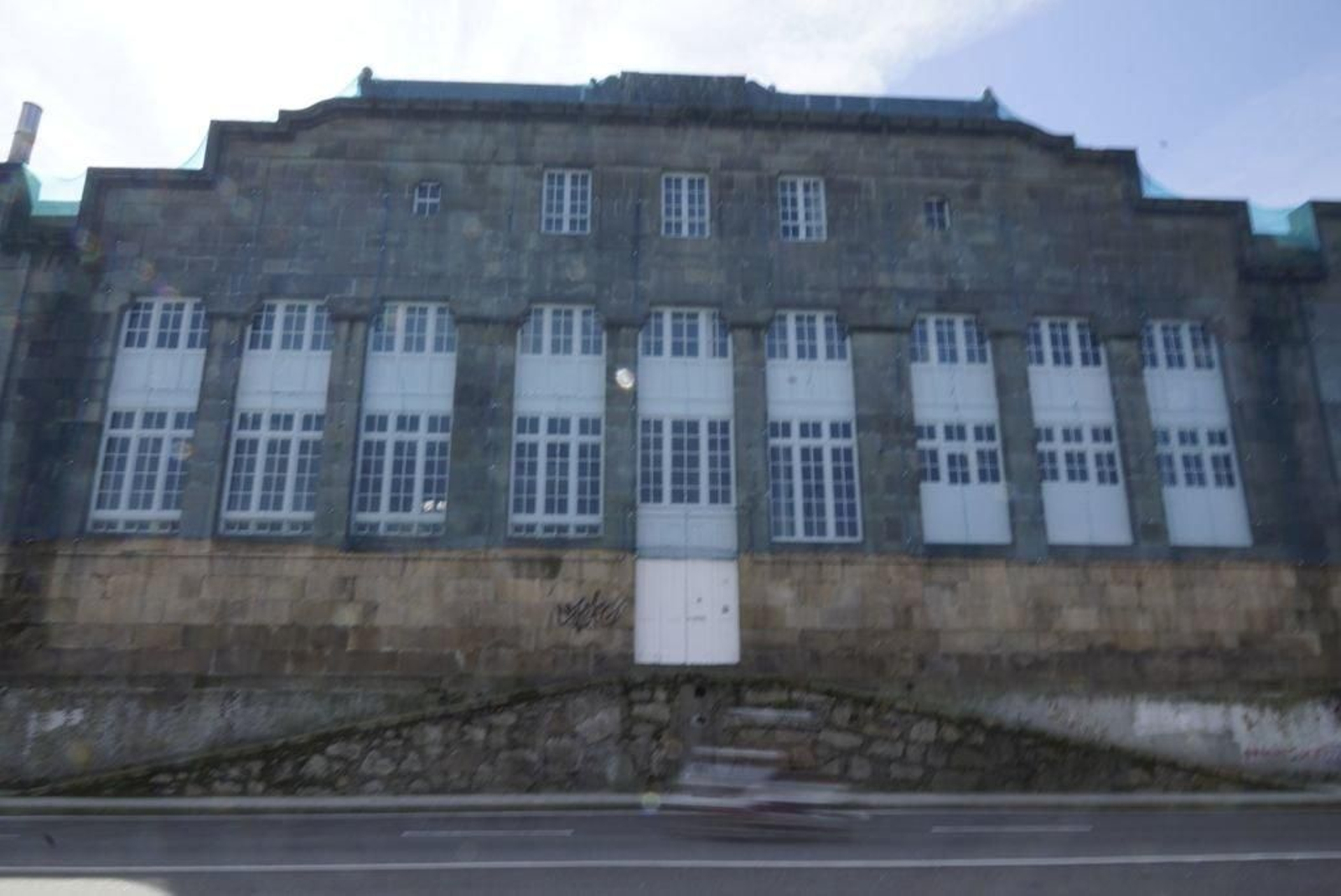La fachada que da a la Avenida Beiramar.