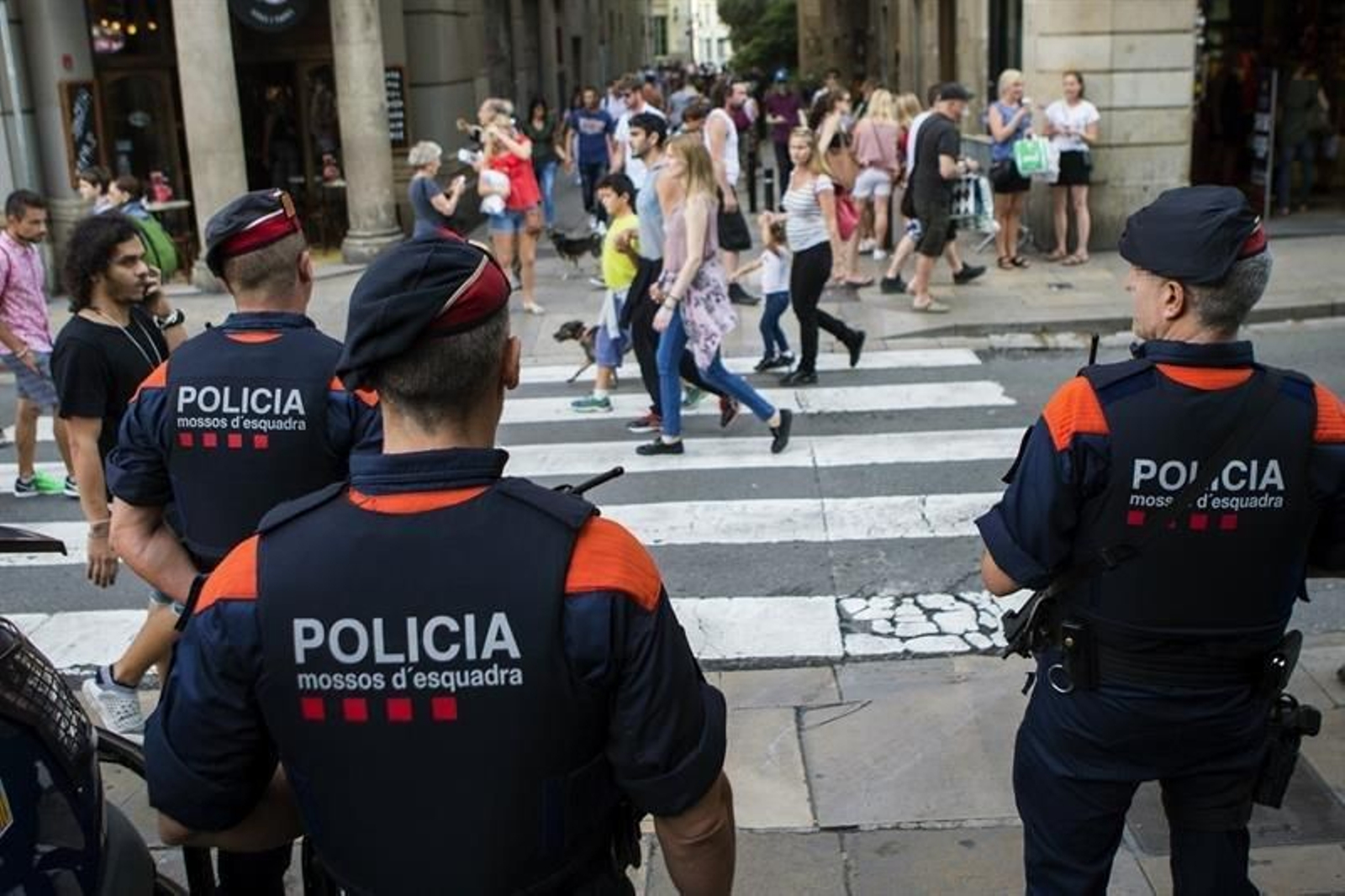 Una unidad de los Mossos d'Esquadra por las calles del centro de Barcelona