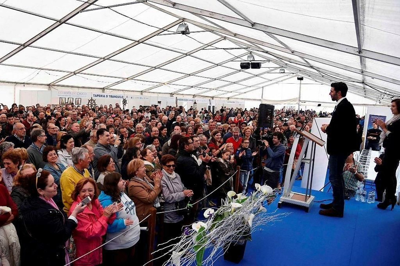 El monologuista David Amor se descubrió ayer como un gran  conocedor de la geografía redondelana, hablando con soltura de todas la parroquias de un municipio que aseguró conocer bien y que visitó en numerosos ocasiones cuando se enfrentaba con su