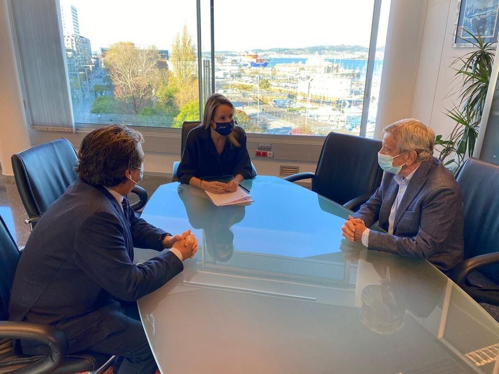 La delegada de la Xunta en Vigo, ayer con los responsables de Conxemar.
