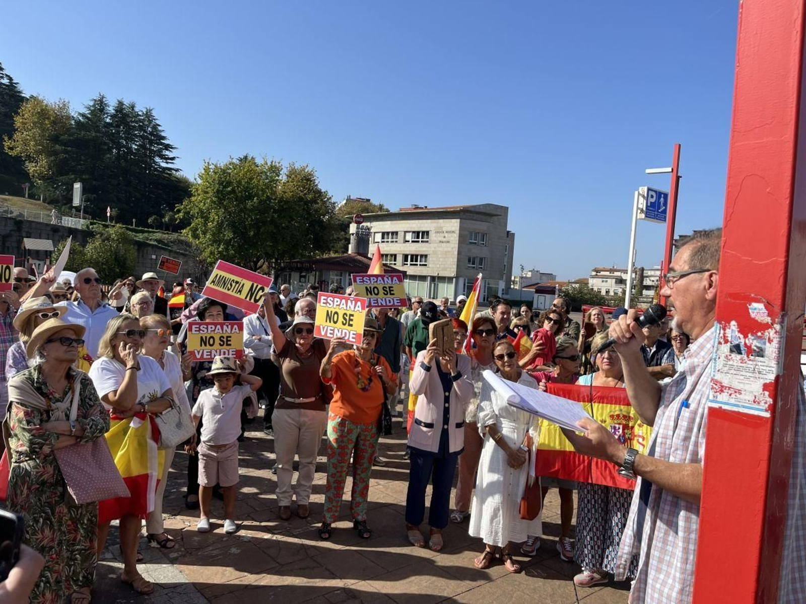 Asistentes a la concentración escuchando a Pedro Larrauri en su discurso.