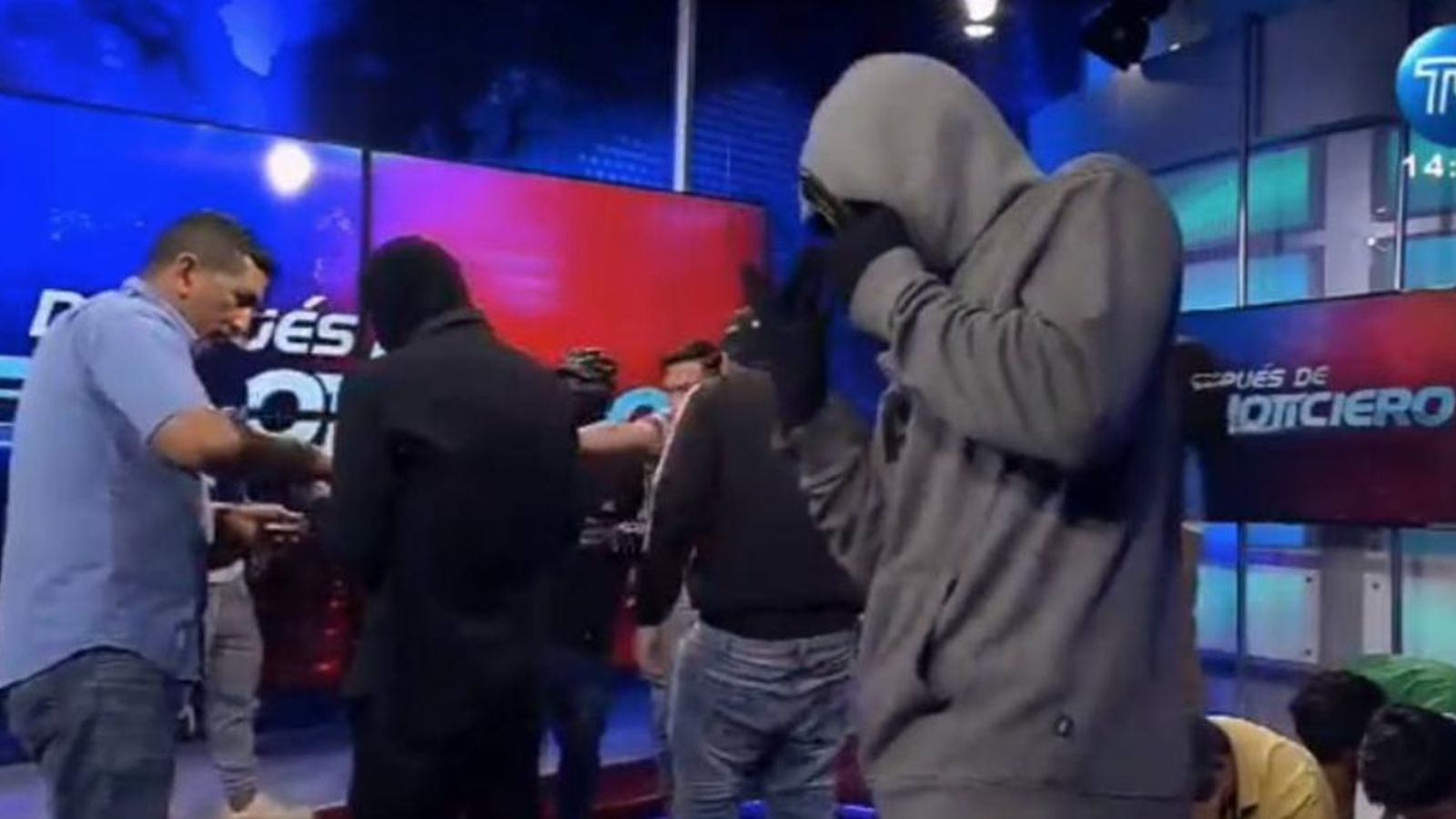 Un grupo de encapuchados armados irrumpe en una televisión local de Guayaquil.