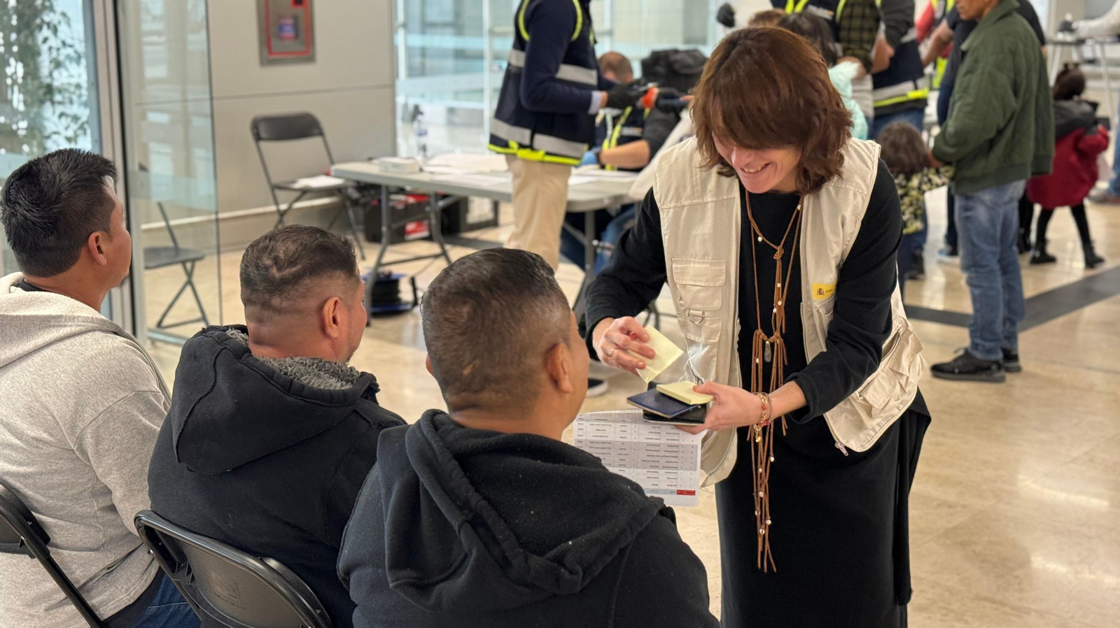 Las primeras familias han llegado al aeropuerto Adolfo Suárez Madrid-Barajas.