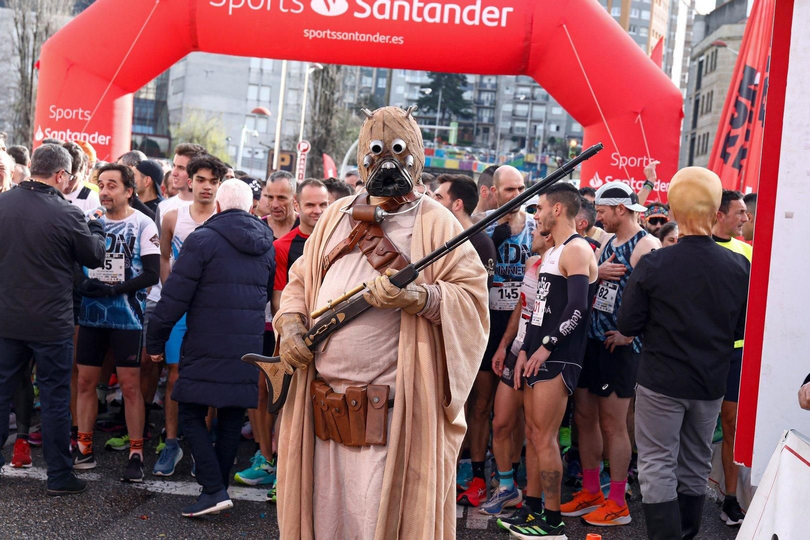 Llamativos disfraces en la carrera Calvario 5+5.