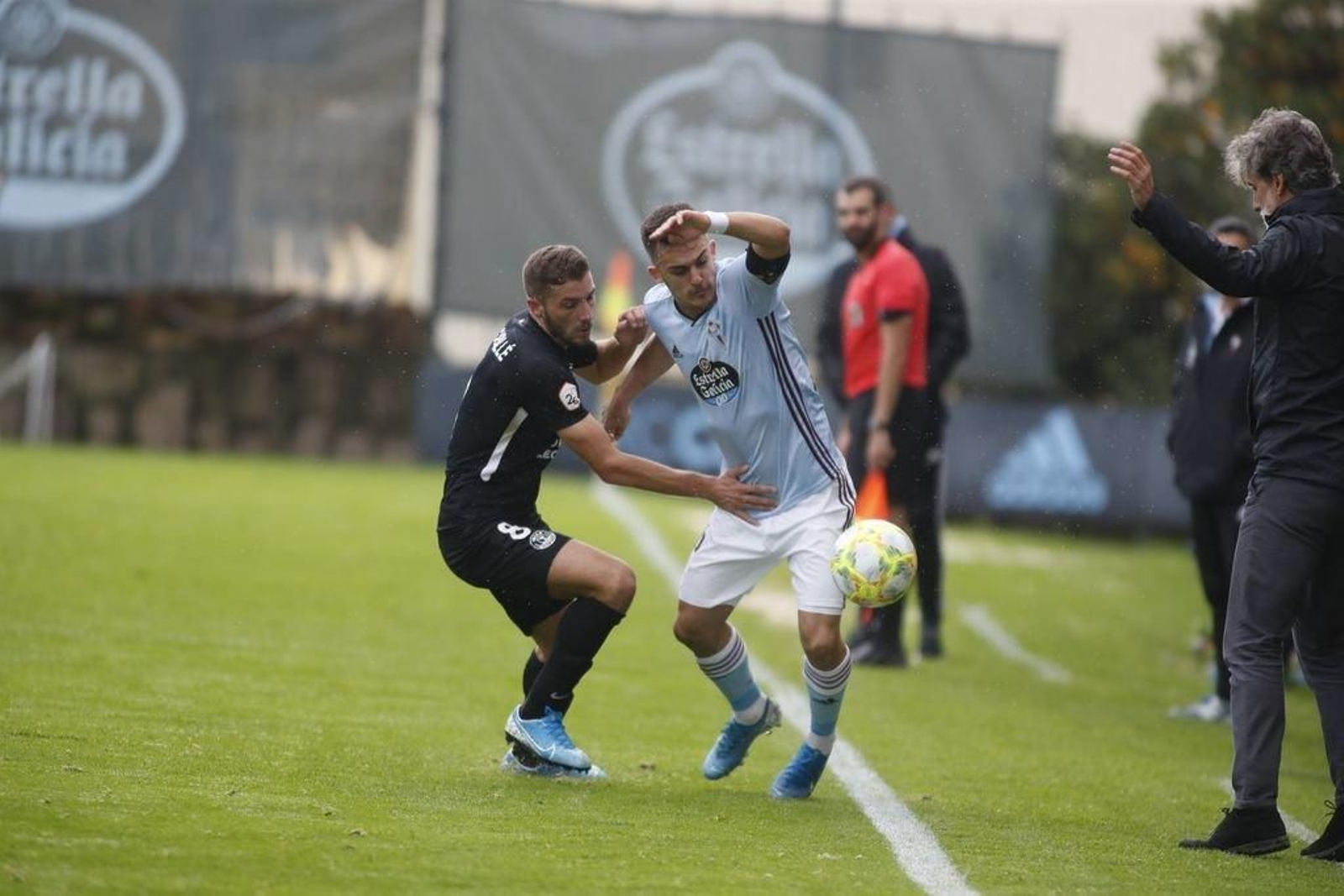 Pampín trata de superar a un rival en el anterior partido del Celta B, ante el Ibiza.