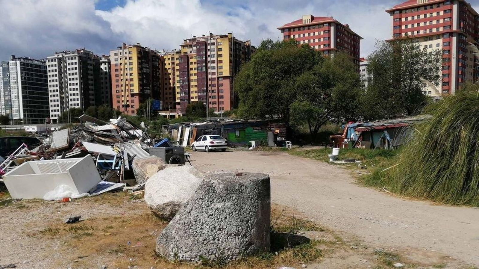 Las chabolas se encuentran en Caramuxo, junto a la glorieta de Ricardo Mella, donde llevan más de veinte años.