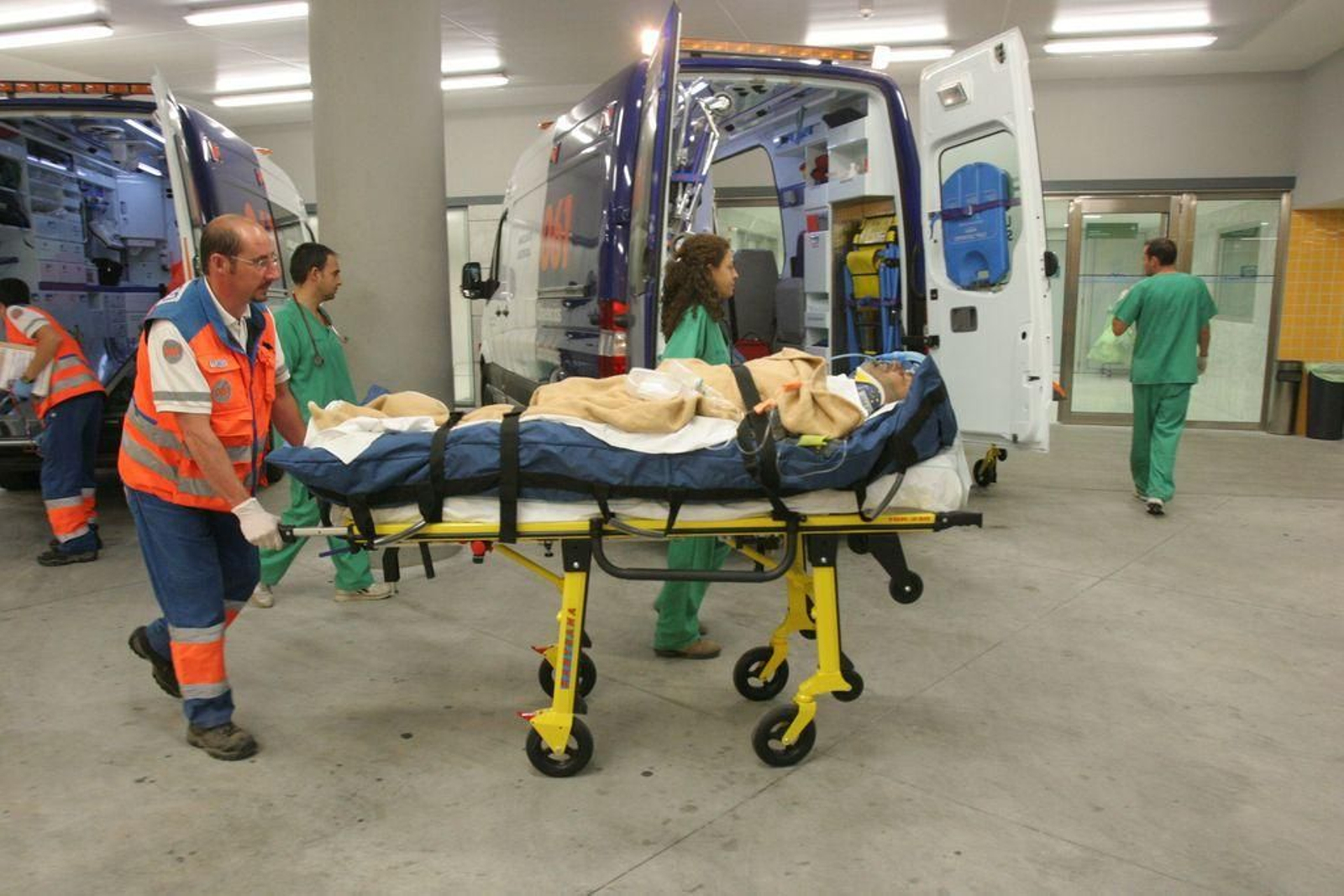 Traslado de un paciente en el servicio de Urgencias del CHUO.