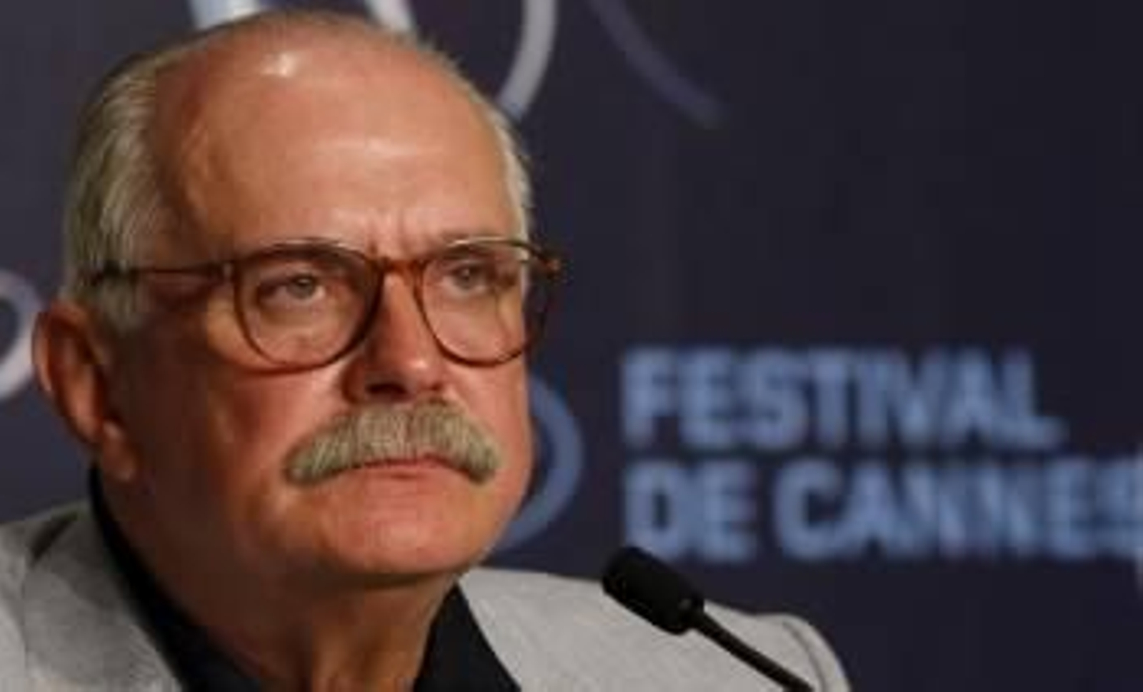 El director ruso Nikita Mikhalkov escucha las preguntas de los periodistas durante la rueda de prensa de su película 'Utomlyonnye Solntsem 2'.
