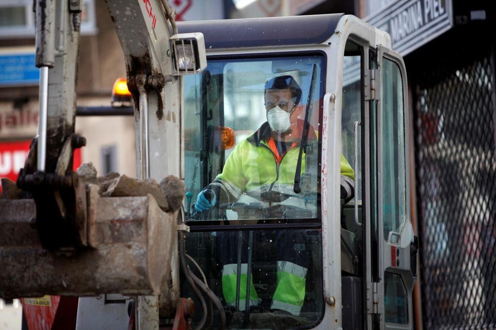 Un operario de la construcción trabaja en una obra en A Coruña.