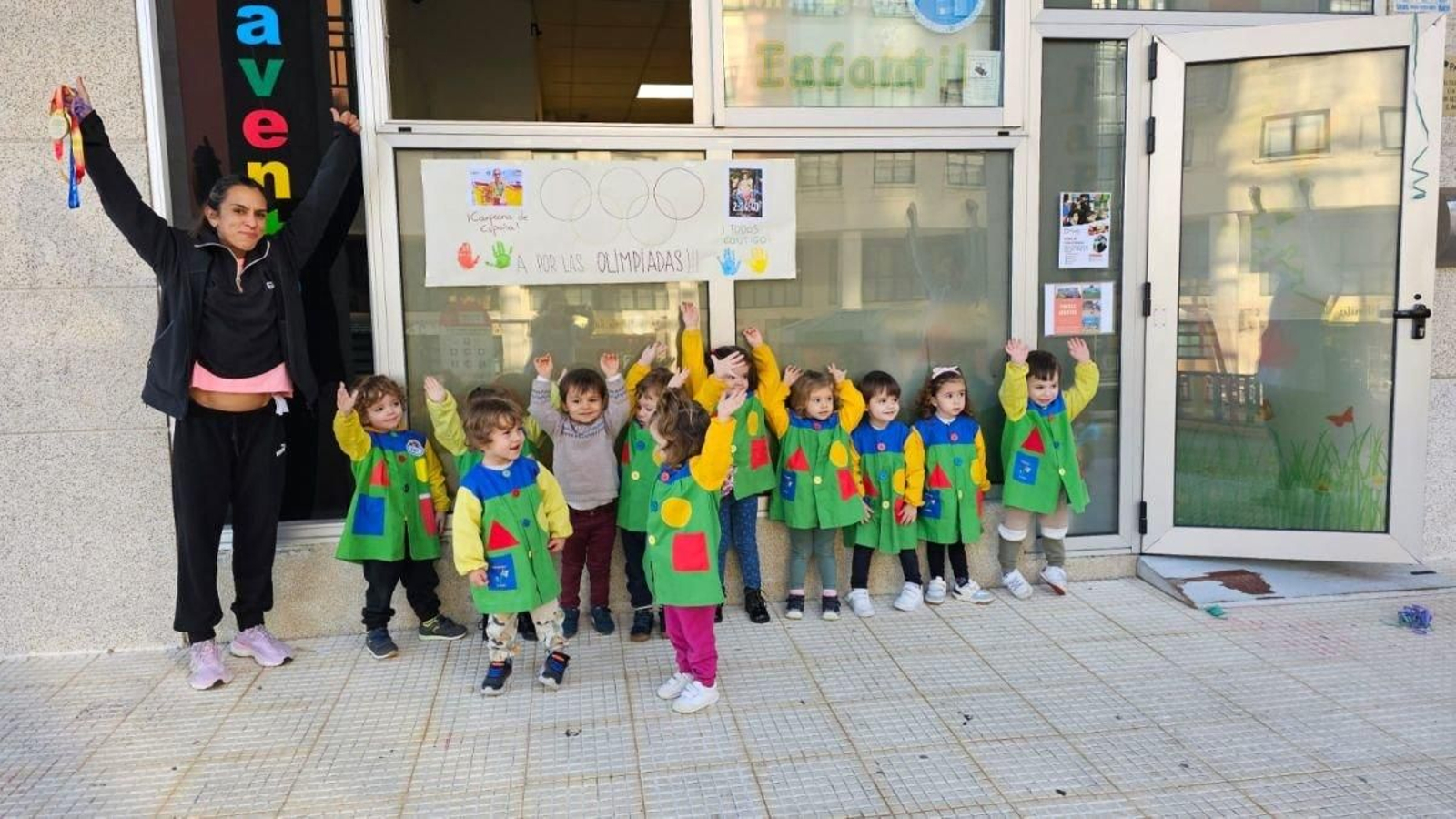 Los niños de la guardería Papaventos, en Navia, tenían preparada una sorpresa a Ester Navarrete cuando llevó a su pequeño al centro.