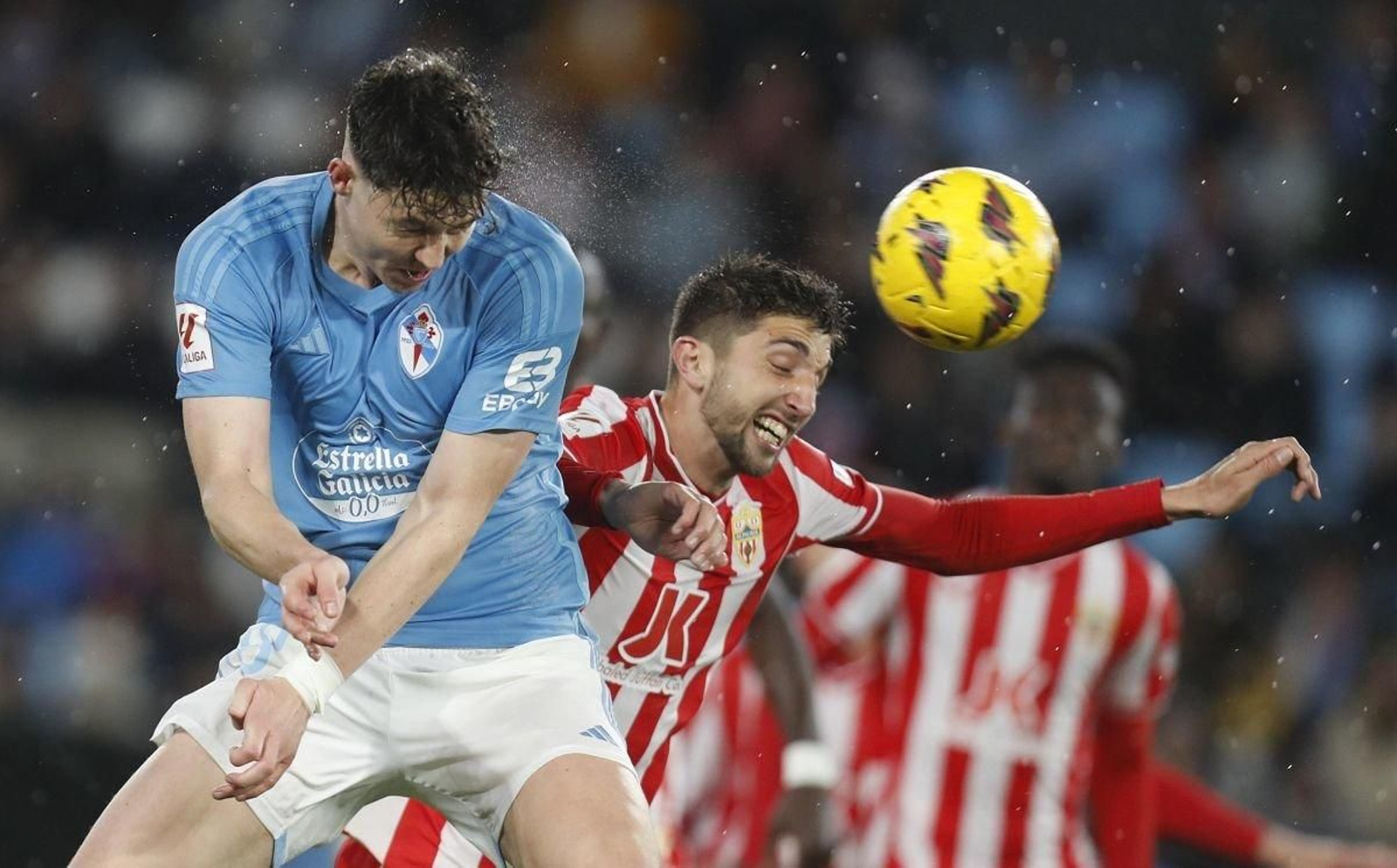 Larsen conectó varios remates pero se topó con Maximiano.