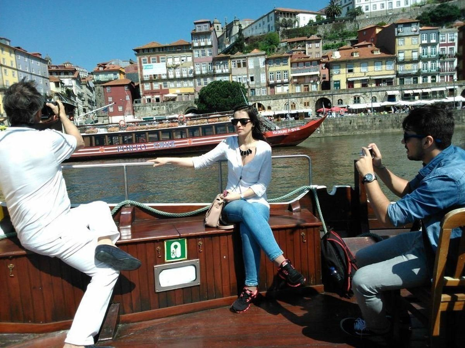 Turistas por el Duero a su paso por Oporto, un atractivo de la ciudad portuguesa.