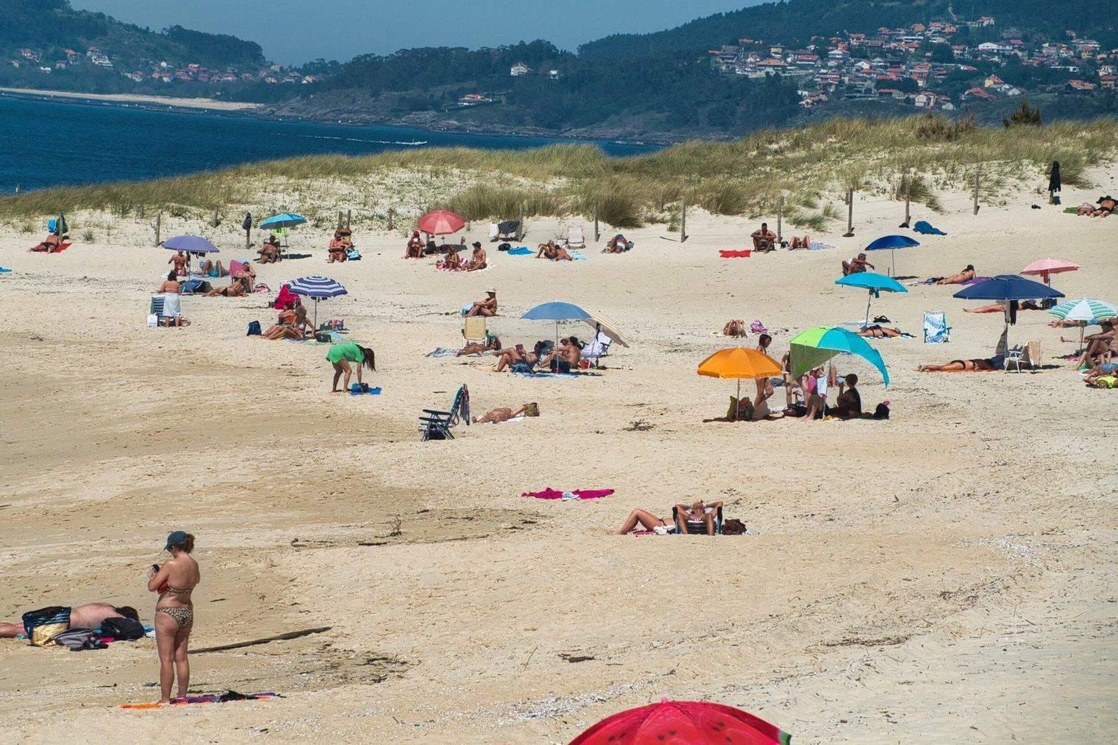 Gente en la playa de O Vao.