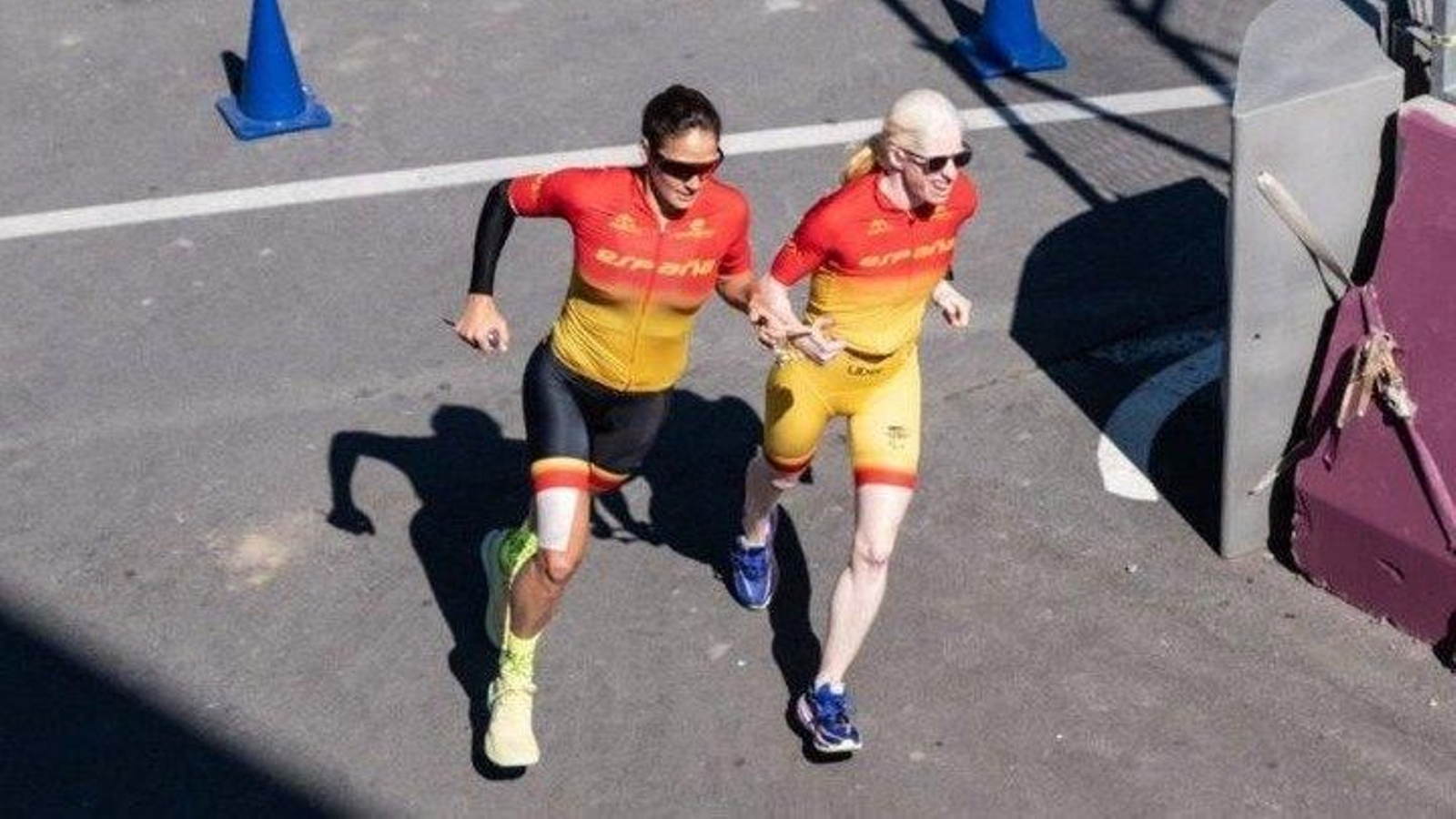 La campeona paralímpica corre ayer junto a su guía, Sara Pérez.