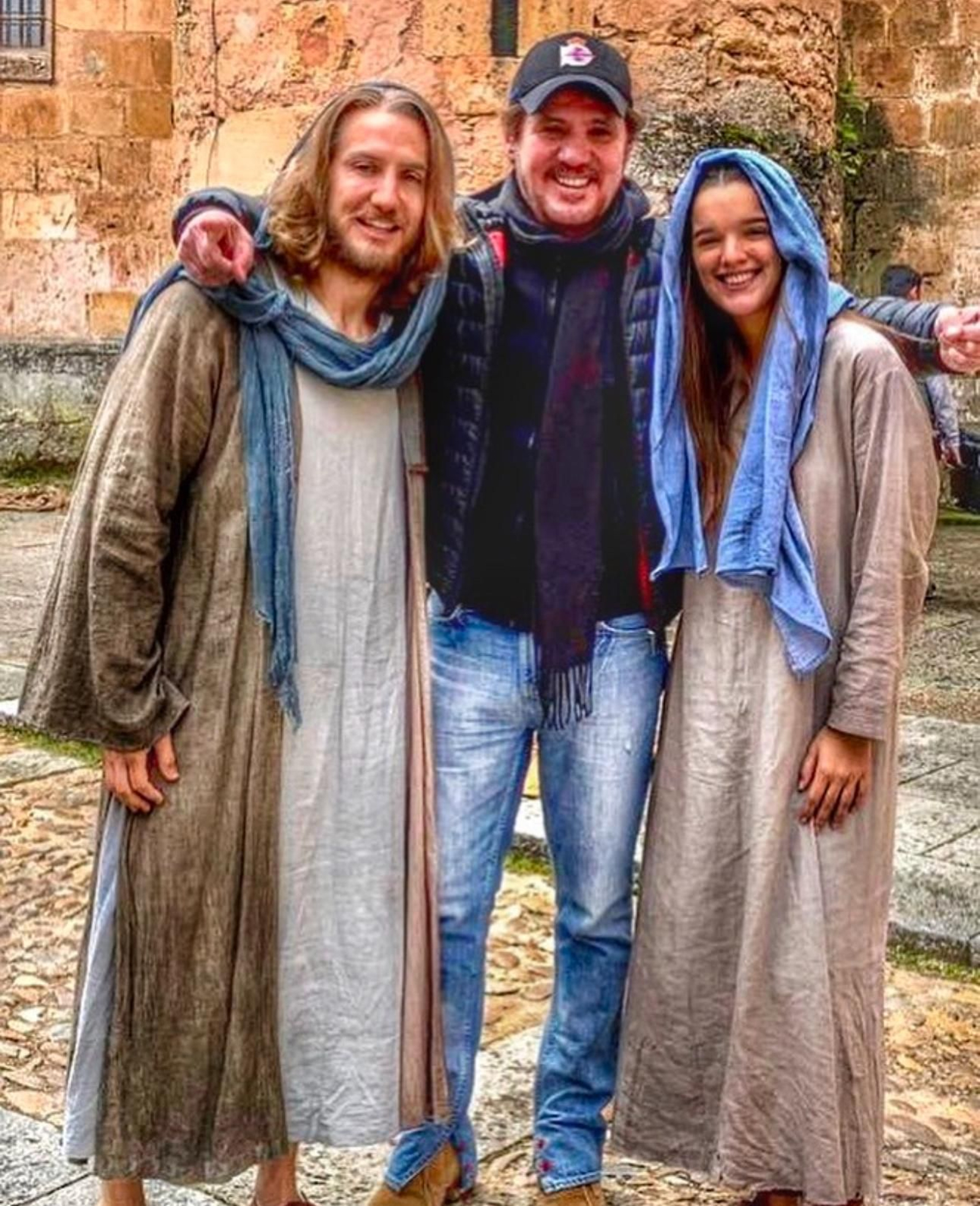 Brandariz en el centro de la imagen con José y María, en la ficción, encarnando a los padres de Jesús .