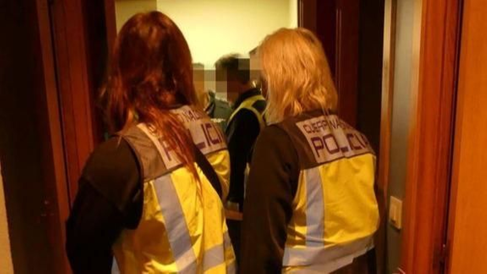 Agentes, durante una intervención en un piso prostíbulo de Vigo.