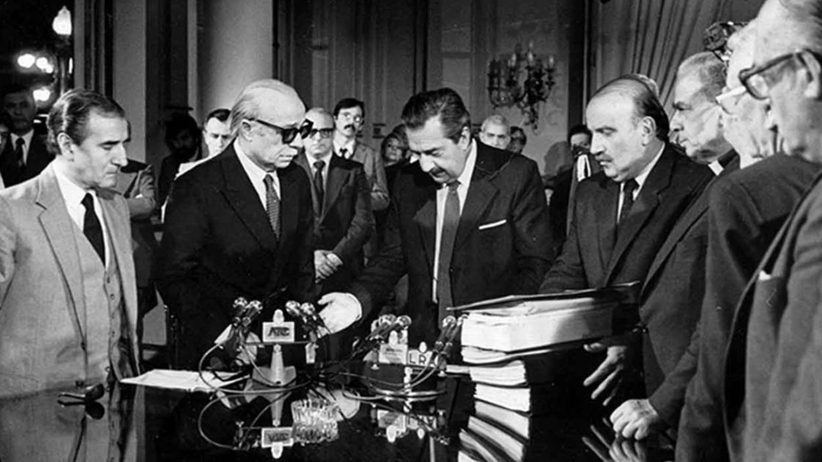 Sábato y Alfonsín en la entrega del informe de la Conadep