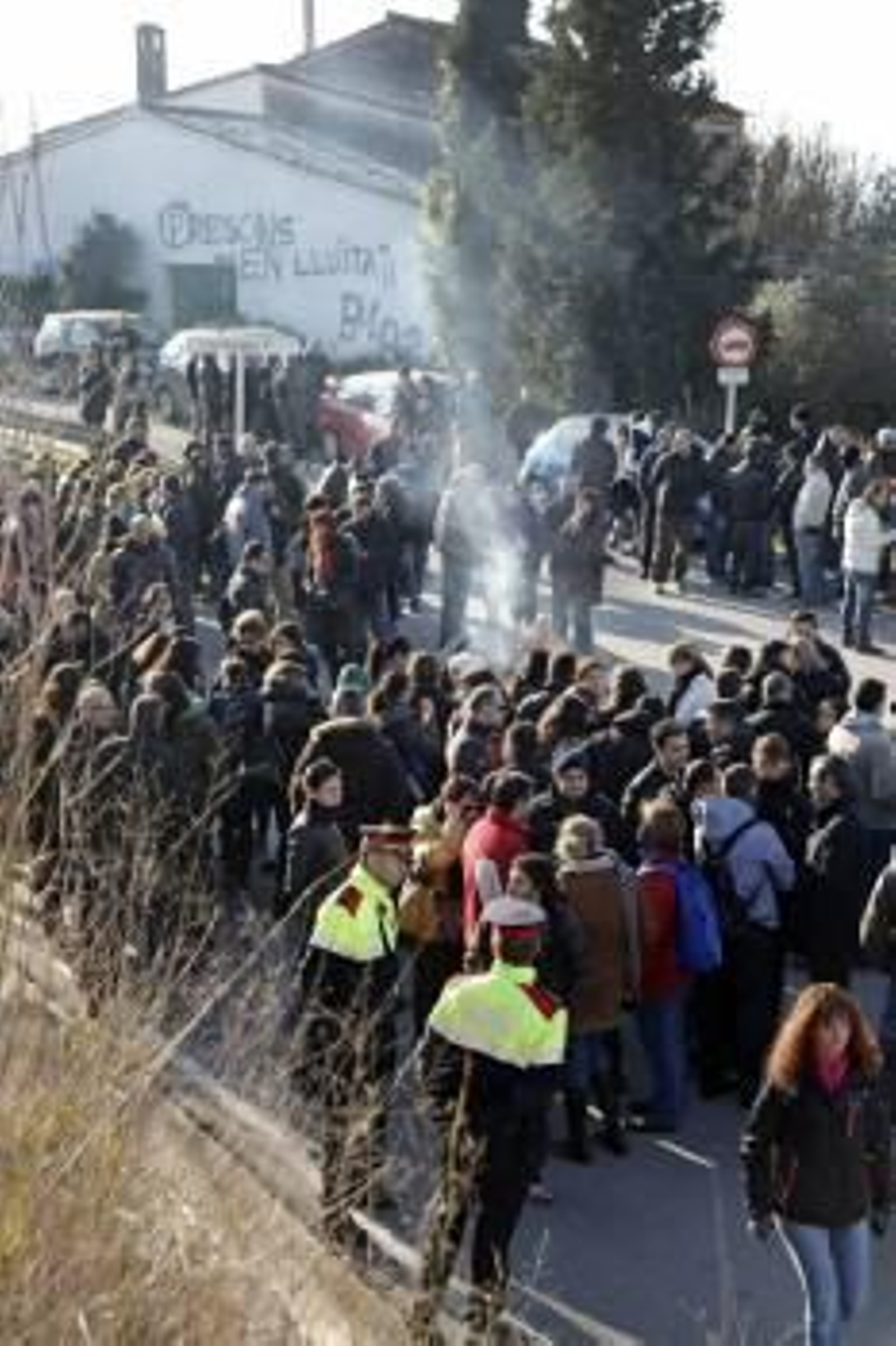 Decenas de funcionarios de las prisiones de Can Brians I y II cortan desde primera hora de la mañana los accesos al centro penitenciario como medida de presión (Foto: EFE)