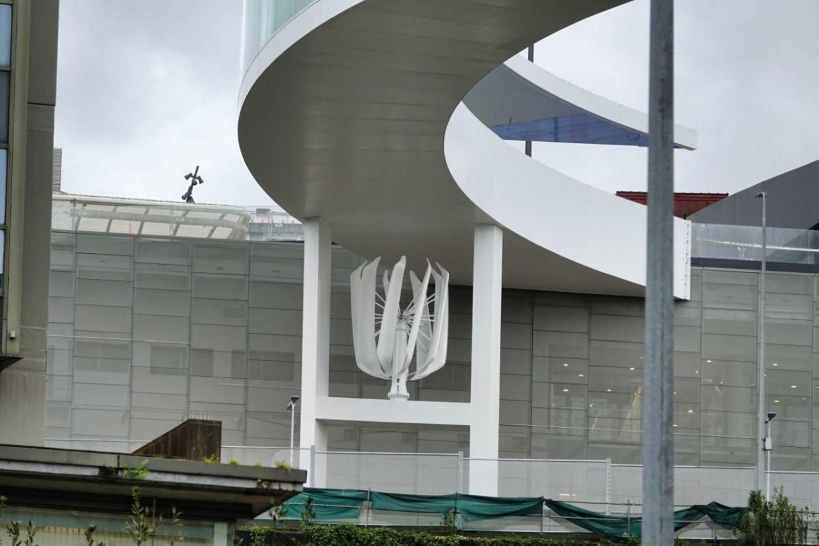 Uno de los dos aerogeneradores situados sobre los pilares del ascensor Halo.